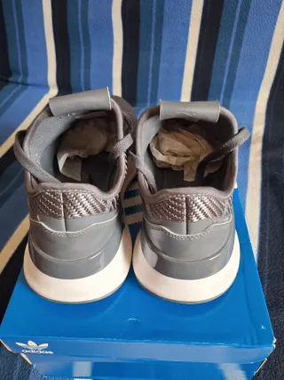 Sapatilhas Adidas cinzento e branco