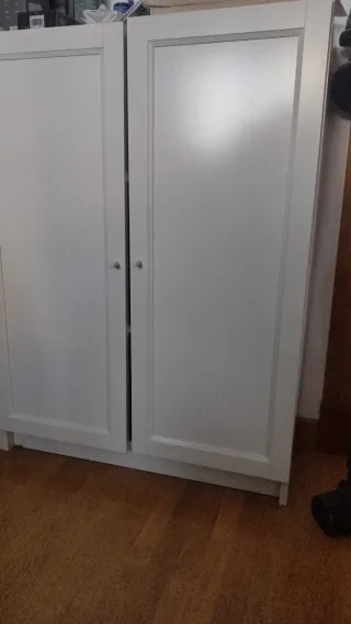 Estantería baja con puertas de madera