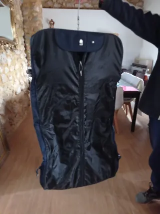 Portatraje negro y verde