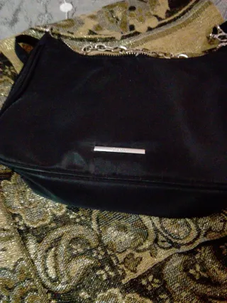 Bolso negro con fular dorado