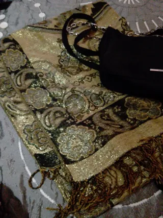 Bolso negro con fular dorado
