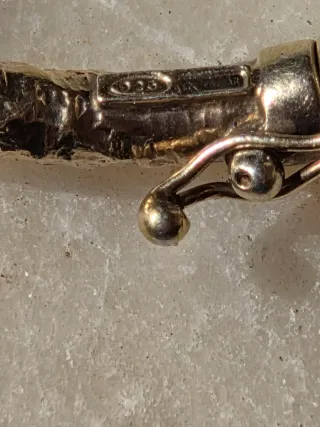 Braccialetto rigido effetto martellato in argento.