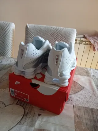 Zapatillas Nike Shox Blancas y Plateadas