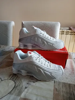 Zapatillas Nike Shox Blancas y Plateadas