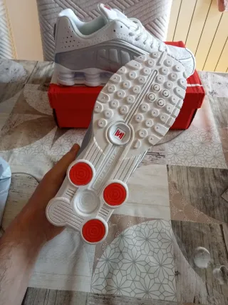 Zapatillas Nike Shox Blancas y Plateadas