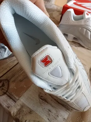 Zapatillas Nike Shox Blancas y Plateadas