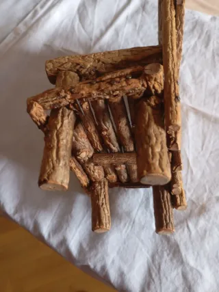 Silla de madera artesanal para muñeca. Mide 19 x13