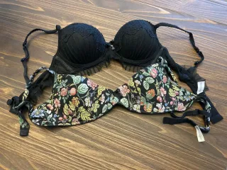 Reggiseni Intimissimi neri e fantasia floreale