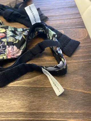 Reggiseni Intimissimi neri e fantasia floreale