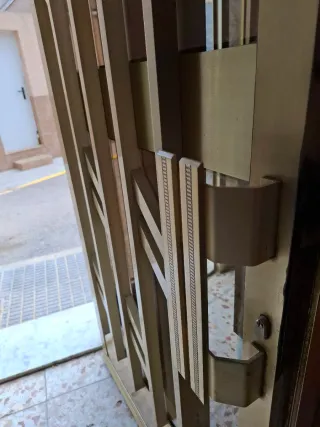 Puerta de entrada aluminio dorado y cristal