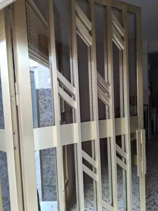 Puerta de entrada aluminio dorado y cristal