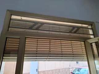 Puerta de entrada aluminio dorado y cristal