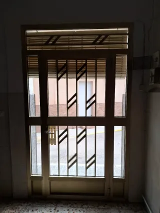 Puerta de entrada aluminio dorado y cristal