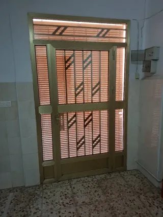 Puerta de entrada aluminio dorado y cristal