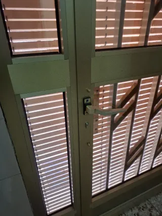 Puerta de entrada aluminio dorado y cristal