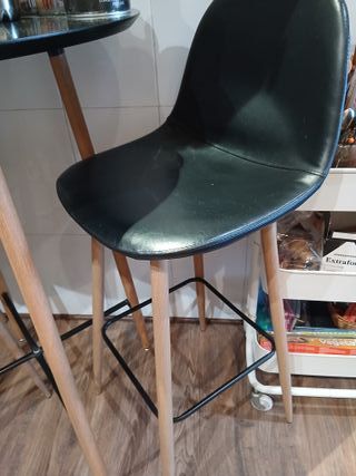 Mesa alta y 2 taburetes