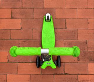 Patinete Micro 3 ruedas verde.