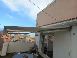 Toldo para terraza beige y negro.