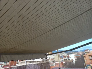 Toldo para terraza beige y negro.