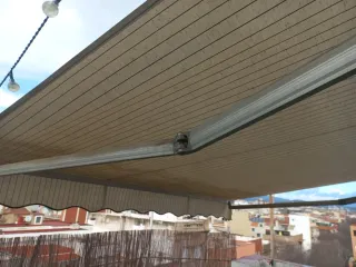 Toldo para terraza beige y negro.