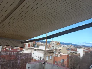 Toldo para terraza beige y negro.