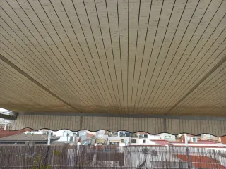 Toldo para terraza beige y negro.