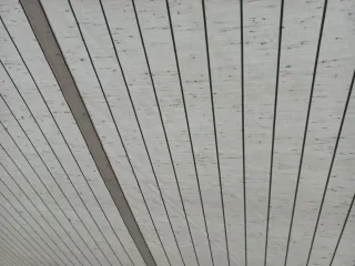 Toldo para terraza beige y negro.