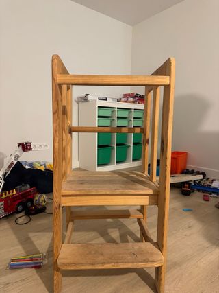 Silla alzadora de madera para niños. Trona de pie.