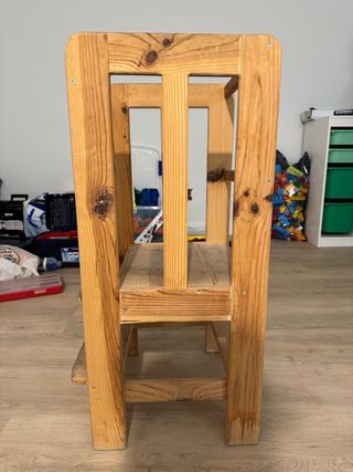 Silla alzadora de madera para niños. Trona de pie.