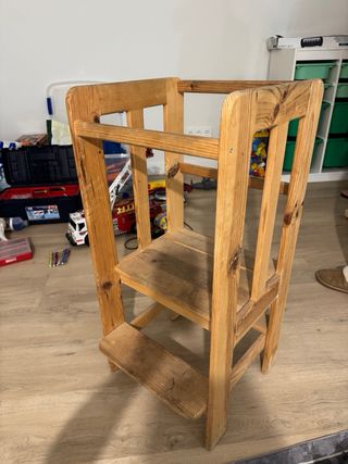 Silla alzadora de madera para niños. Trona de pie.
