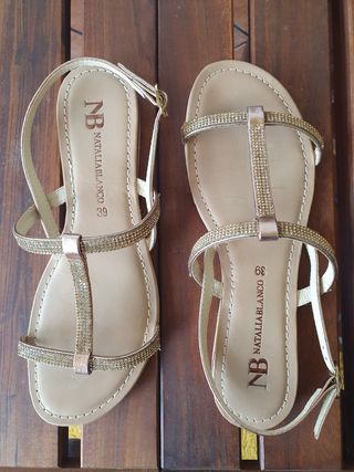 Sandalias doradas de PIEL