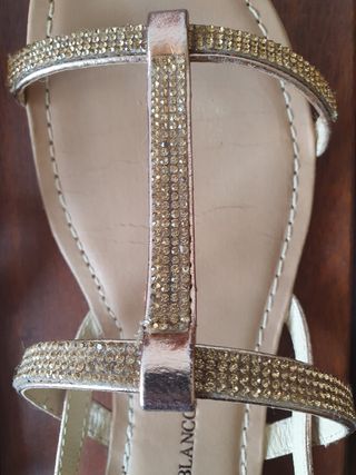 Sandalias doradas de PIEL