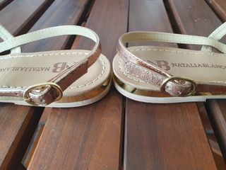 Sandalias doradas de PIEL