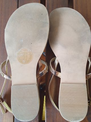 Sandalias doradas de PIEL