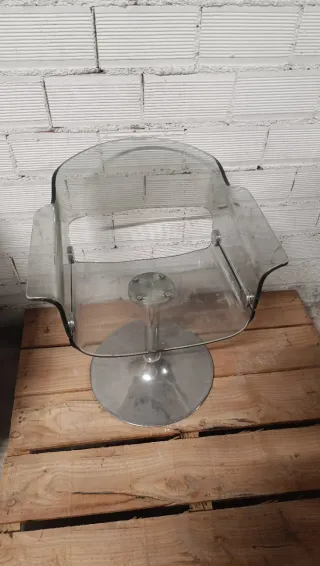 Silla de diseño transparente y metal