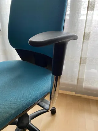Silla de oficina ergonómica azul