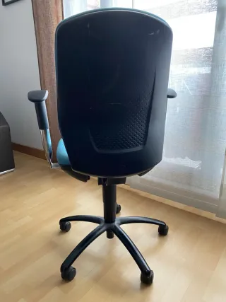 Silla de oficina ergonómica azul