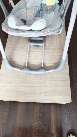 Dolce culla per bambini con giocattoli