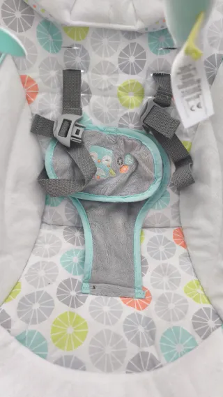 Dolce culla per bambini con giocattoli