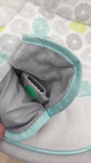 Dolce culla per bambini con giocattoli