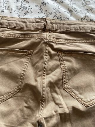 Pantalón cargo pitillo Zara beige. Elástico