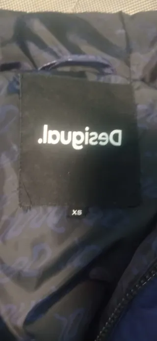 Abrigo de plumas azul brillante