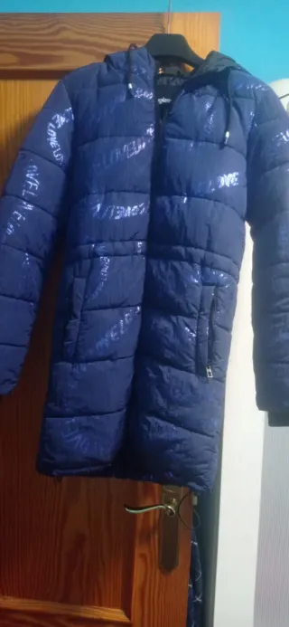 Abrigo de plumas azul brillante