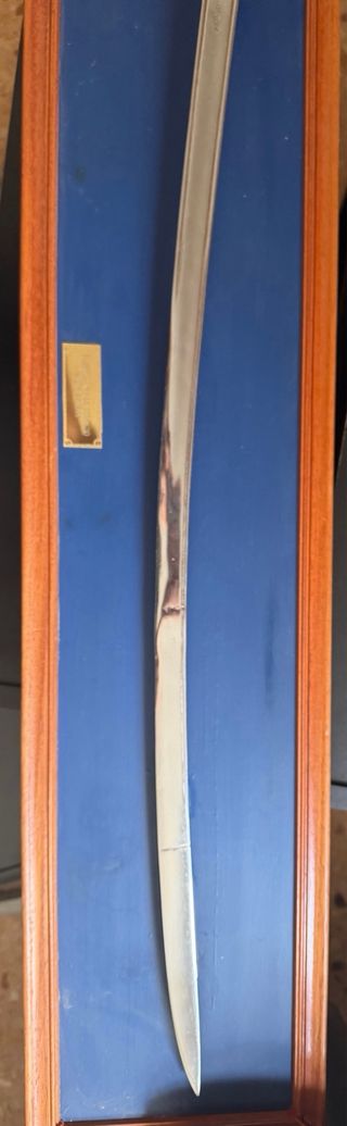 Espada decorativa con marco