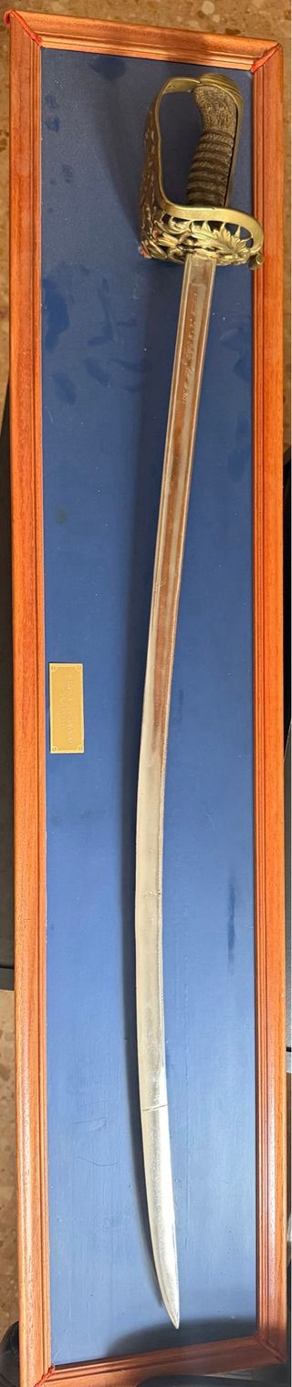 Espada decorativa con marco