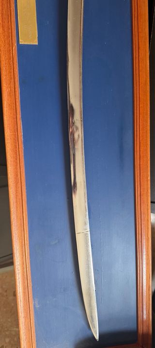 Espada decorativa con marco