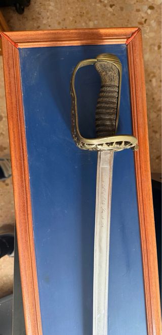 Espada decorativa con marco