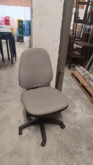 Silla de oficina con ruedas, precio por unidad