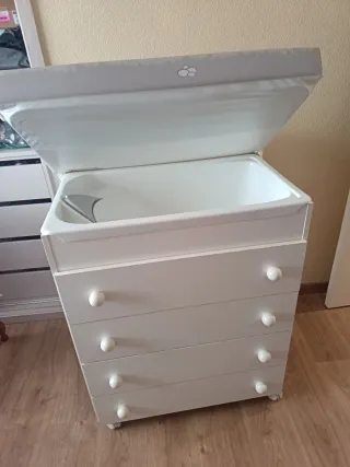 Mueble cambiador blanco con ruedas
