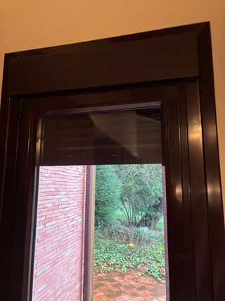 Ventanas y puertas aluminio marrón marca Cortizo